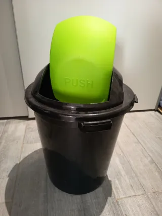 Cubo de basura con tapa verde