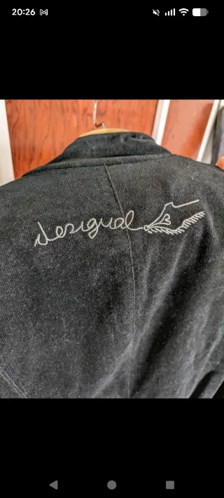 Abrigo desigual negro y rojo