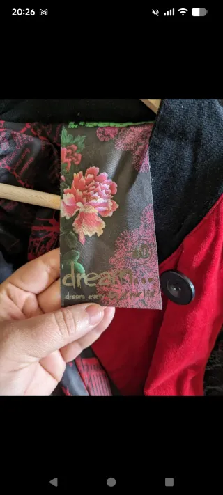 Abrigo desigual negro y rojo