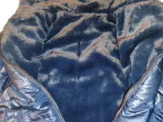 Abrigo acolchado con capucha para niño