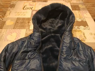 Abrigo acolchado con capucha para niño