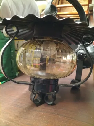 Farol de metal negro y cristal