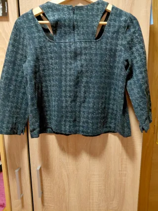 Blusa negra con estampado gris