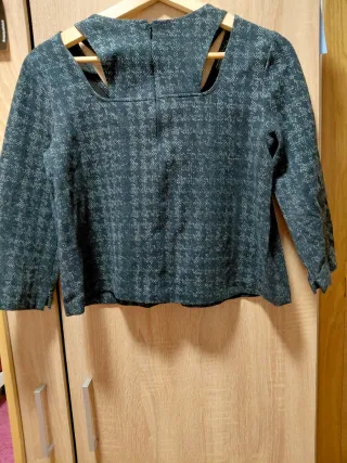 Blusa negra con estampado gris