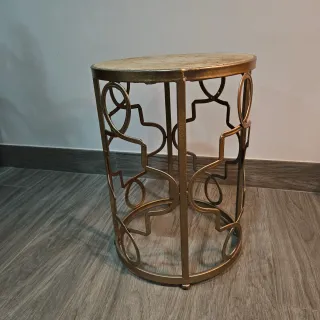 Mesita auxiliar diseño metal y piedra