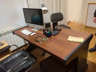 Mesa de oficina con cajonera de seguridad.