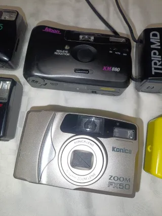Lote 8 Fotocamere Vintage: Canon, Konica, Minolta...
