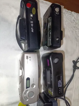 Lote 8 Fotocamere Vintage: Canon, Konica, Minolta...