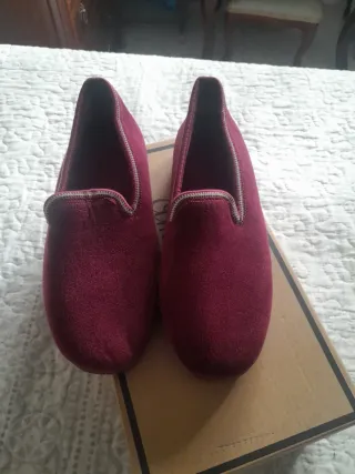 Zapatillas de casa para mujer granate.