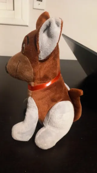 Peluche perro marrón y gris con collar