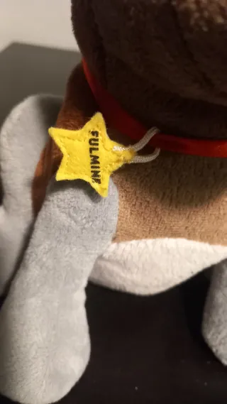 Peluche perro marrón y gris con collar