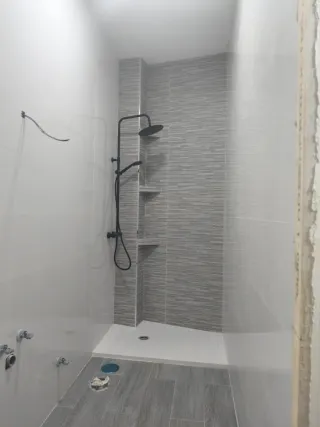 Trabajo de albañilería alicatados y solado