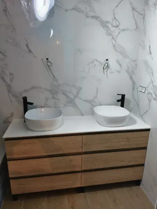 Trabajo de albañilería alicatados y solado