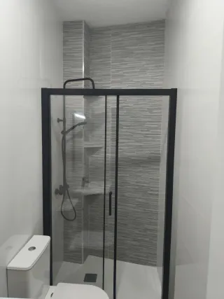 Trabajo de albañilería alicatados y solado