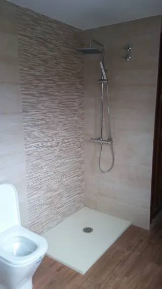 Trabajo de albañilería alicatados y solado