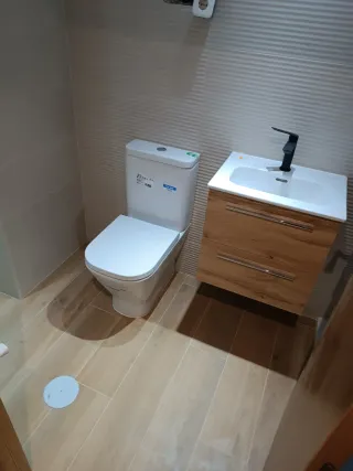 Trabajo de albañilería alicatados y solado