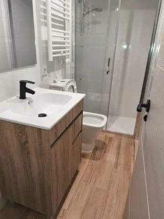 Trabajo de albañilería alicatados y solado