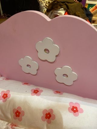 Cuna de juguete rosa de madera