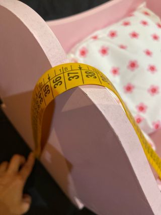 Cuna de juguete rosa de madera