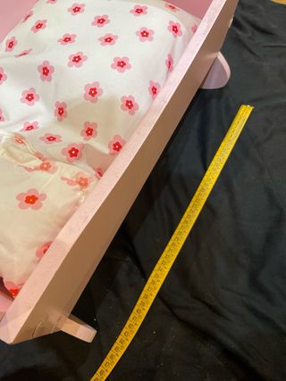 Cuna de juguete rosa de madera