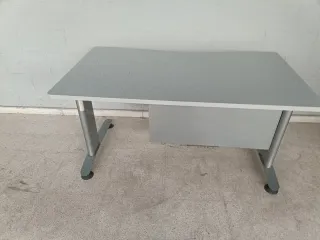 Mesa de oficina gris