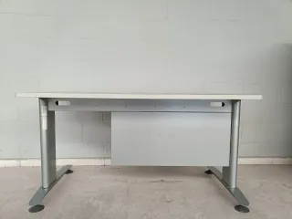 Mesa de oficina gris