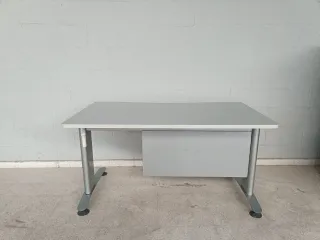 Mesa de oficina gris