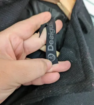 Abrigo desigual negro y multicolor