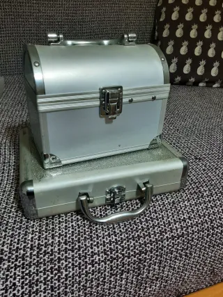 Joyero plateado tipo cofre y maletin.