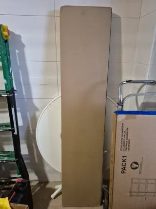 Columna de baño de madera THEA con 3 estantes.