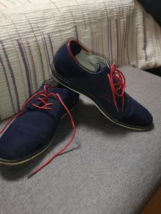Zapatos de vestir azul con cordones rojos