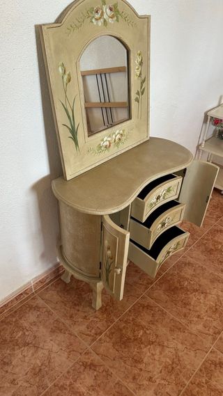 Mesita tocador con espejo floral