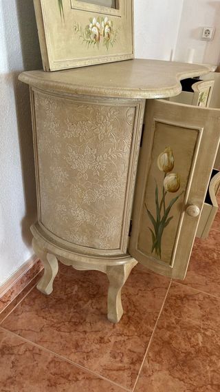 Mesita tocador con espejo floral