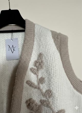 Chaleco de punto floral beige y blanco