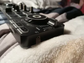 Mesa DJ Hercules Portátil con Cable