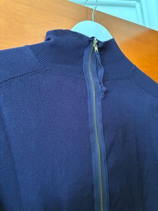 Jersey cremallera trasera de Zara. Talla M