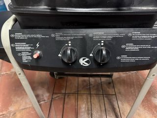 Barbacoa de gas negra y plateada