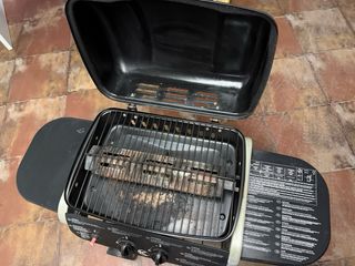 Barbacoa de gas negra y plateada