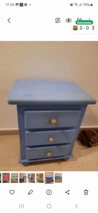 Cabecero de cama y mesilla de madera.