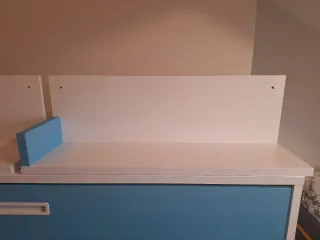 Cama abatible juvenil con estanterías