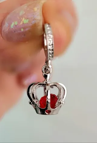 Magestuoso Charm Corona Real con Gema Roja