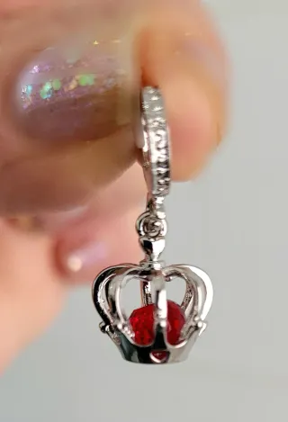 Magestuoso Charm Corona Real con Gema Roja