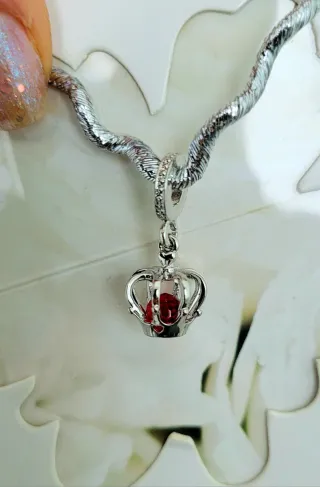 Magestuoso Charm Corona Real con Gema Roja