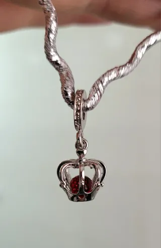 Magestuoso Charm Corona Real con Gema Roja