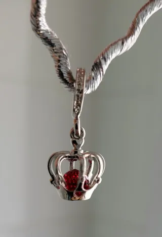 Magestuoso Charm Corona Real con Gema Roja