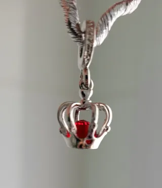 Magestuoso Charm Corona Real con Gema Roja