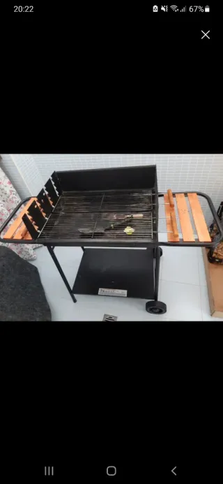 Barbacoa de carbón con ruedas