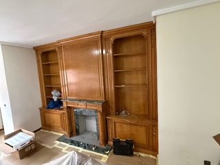 Mueble de madera con chimenea de mármol