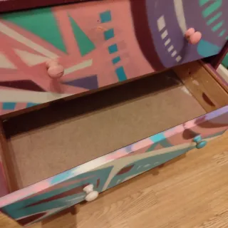 Cajonera de madera pintada a mano