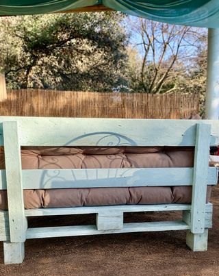 Sofá chill out exterior palets azul y marrón